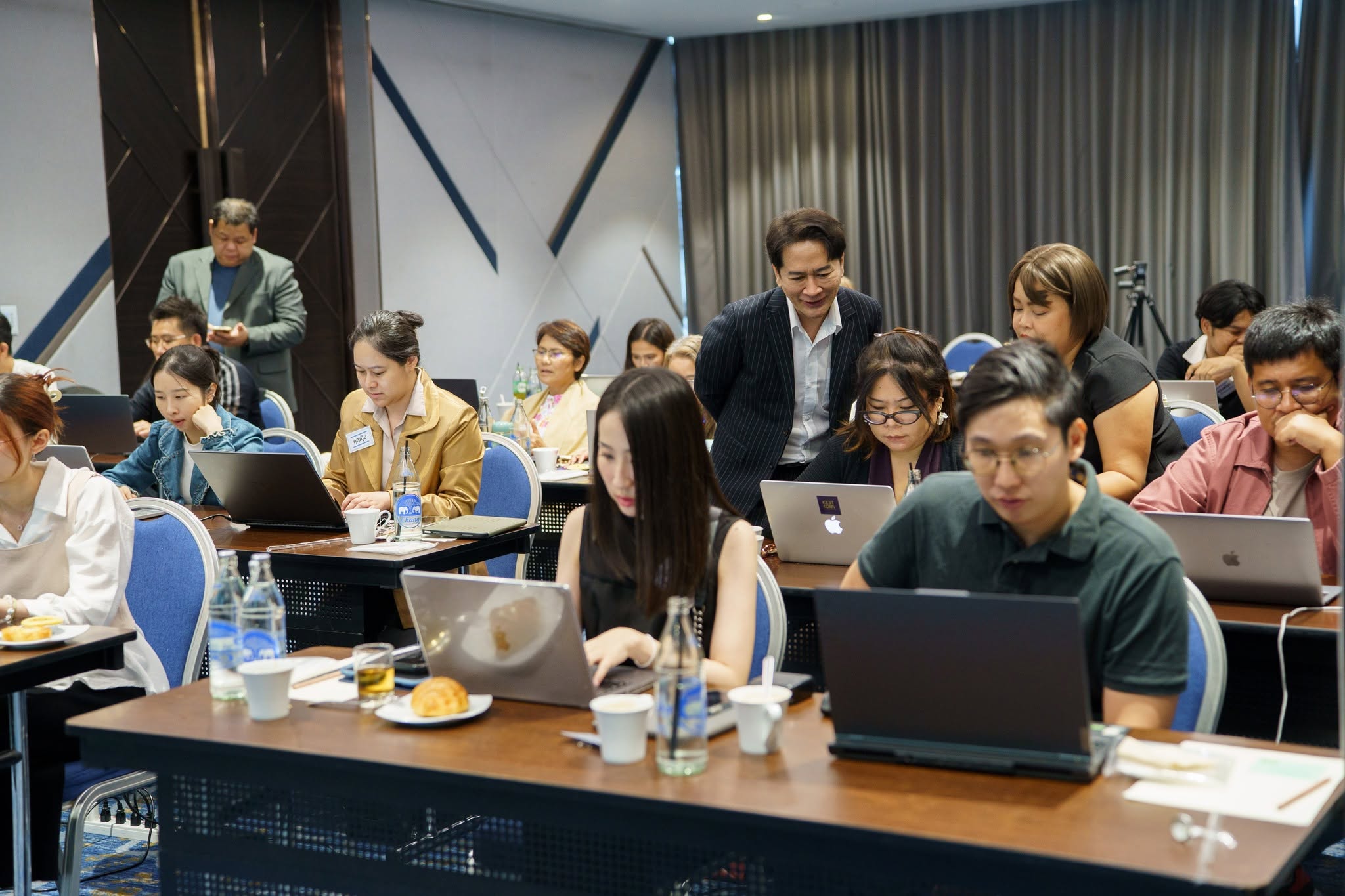 AI FOR CEO — The Executive Masterclass — AI for CEO / Executive AI Adoption ภาพที่ 2