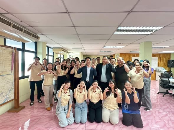 บริษัท บลู แอนด์ ไวท์ โลจิสติกส์ จำกัด — รุ่นที่ 3 — AI for Business & AI Storyboard ภาพที่ 2